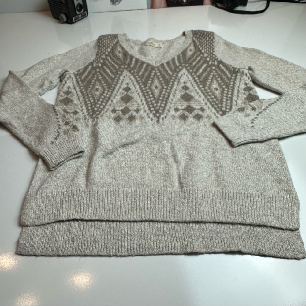 Hollister V-Neck Sweater in Light Gray with Pattern - Picture 5 of 11